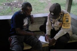 Bhabinkamtibmas ajarkan membaca tulis dua pasangan suami istri OAP