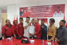 Naziarto daftar dan kembalikan formulir calon gubernur ke PDIP