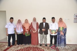 Bupati upa-upa Sekda Tapsel yang mau berangkat ke tanah suci Mekah