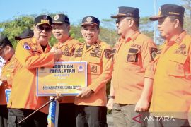 Pemprov Kalsel terima bantuan peralatan siaga hadapi bencana dari BNPB