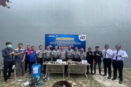 Puluhan telepon seluler milik warga binaan Lapas Nyomplong dimusnahkan