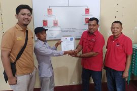 Hendarta Suprajat pelamar pertama bacabup ke DPC PDIP HSS