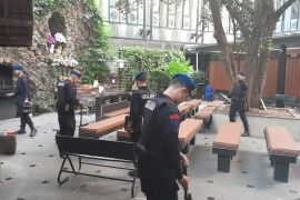Polisi lakukan penjagaan saat misa Kenaikan Yesus Kristus di Katedral