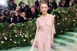 Phoebe Dynevor pakai gaun karya Victoria Beckham di Met Gala 2024