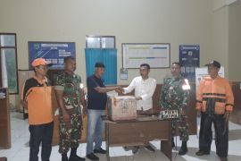 Kodim dan BPBD Halbar salurkan masker ke warga terdampak erupsi Gunung Ibu