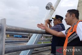 Dua kapal barang kandas di pintu masuk Pelabuhan Pangkalbalam