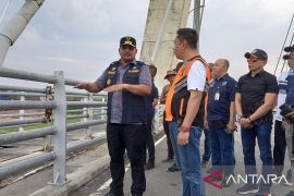 Pj Gubernur minta warga tidak panik sikapi kapal kandas di Pangkalbalam