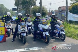 Sekitar 100 ribu kendaraan melintas di jalur wisata Puncak dalam sehari