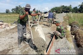 Kodim 0116 Nagan Raya bangun jalan rabat beton untuk warga