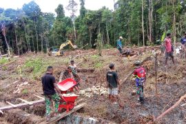 Kodim Wondama bangun tiga rumah warga di Kampung Yabore Naikere