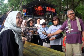Mahasiswa magister lingkungan USK transplantasi karang di Pulau Rubiah