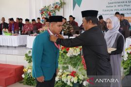 Staf Ahli Bupati Bangka lepas 152 santri SMP Plus Bahrul Ulum