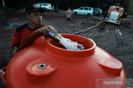 Distibusi air bersih bagi pengungsi banjir di Konawe Utara Page 1 Small