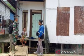 TMMD Kodim HSU pasang enam instalasi listrik bagi warga prasejahtera