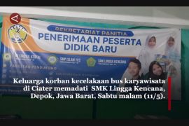 Video - Orang tua korban kecelakaan bus di Ciater menunggu kepastian