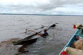 Babinsa selamatkan perahu nelayan tenggelam di Pantai Metemani Sorsel