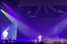 elijah woods bawakan lagu "Cruel Summer" Taylor Swift di Jakarta