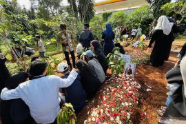 Enam korban kecelakaan Subang dimakamkan di Parung Bingung Depok