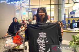 Presiden bagikan kaos kepada pengunjung Mall The Park Kendari