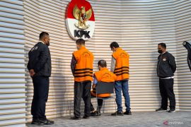 KPK tahan tiga tersangka korupsi pengadaan lahan PTPN XI