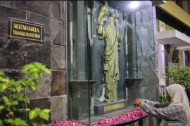 Masyarakat di Surabaya gelar doa dan tabur bunga kenang bom tiga gereja