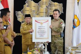 Gubernur Jambi Al Haris terima penghargaan dari Densus 88