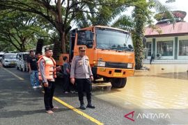 Polres Nagan Raya berlakukan akses buka tutup atasi tumpukan kendaraan di lokasi banjir