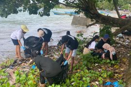 Komunitas The Mulung kumpulkan sampah capai satu ton di  pantai Ambon