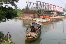 Perahu penyeberangan sungai Brantas
