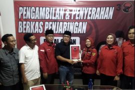 Wahdi daftar bakal calon wali kota Metro di PDI Perjuangan