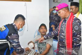 Lantamal Ambon lakukan bakti sosial  kesehatan di Asilulu Maluku