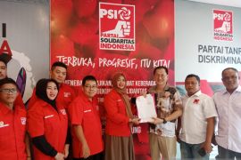 Isyak Meirobie serahkan formulir pendaftaran bacakada ke PSI Belitung