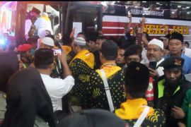 Pemberangkatan 306 JCH Pacitan diwarnai isak tangis keluarga