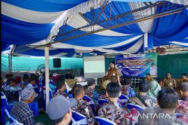 Bupati HST beri jaminan BPJS Ketenagakerjaan dan naikkan insentif RT