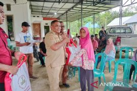 Pj.Bupati Mubar lanjutkan pembagian sembako bantuan Presiden Jokowi