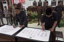Tandatangani pakta integritas, Ketua DPRD ; Awali cegah korupsi dari kita