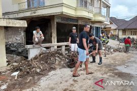 Pembersihan Material Banjir Bandang dari Gunung Singgalang Page 2 Small