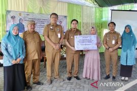 Bupati HST salurkan bantuan ratusan ekor DOD itik kepada KWT Melati