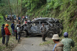 Evakuasi mobil kecelakaan di jalur Gunung Bromo Page 1 Small