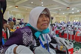  Perhatikan jamaah calon haji lanjut usia