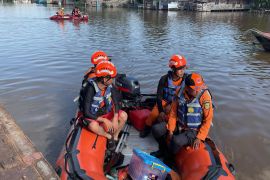 Polhukam Kalsel kemarin, satu keluarga tenggelam di bawah tongkang hingga tiga operator SPBU ditangkap