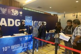 Para awak media mulai ambil kartu identitas pers World Water Forum