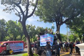 Seratus sopir angkot di Balai Kota minta pembukaan rute Mikrotrans