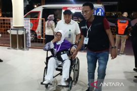 Info Haji 2024 - JCH Kloter 05 Embarkasi Makassar kembali ke asrama karena pesawat bermasalah