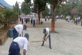 SMPN 2 Kusan Hulu bersiap menuju sekolah Adiwiyata