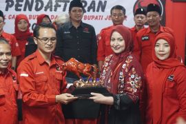 Mantan Bupati Jember Faida kembalikan berkas pendaftaran ke PDIP