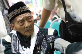 Calon haji tertua tiba di Surabaya