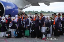 Pesawat Garuda bawa jamaah haji kloter 5 "return to base"