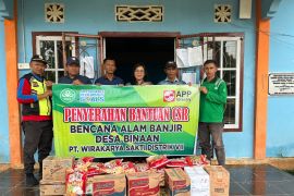 WKS serahkan bantuan kepada warga terdampak banjir di Geragai