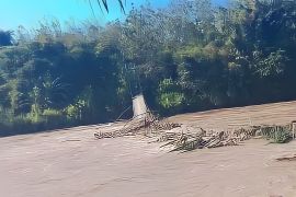 Diterjang banjir, Jembatan gantung di Sumsel putus